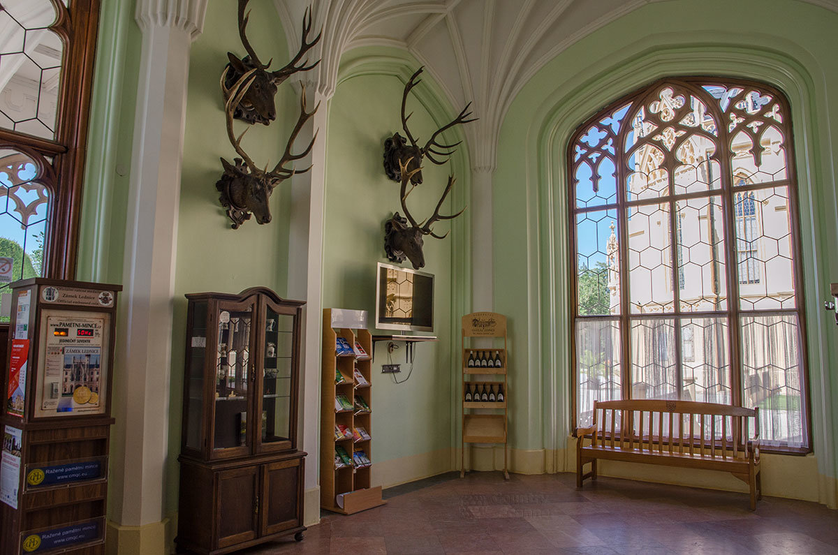 В помещении билетных касс замка Леднице продаются туристические товары и вина местного производства.