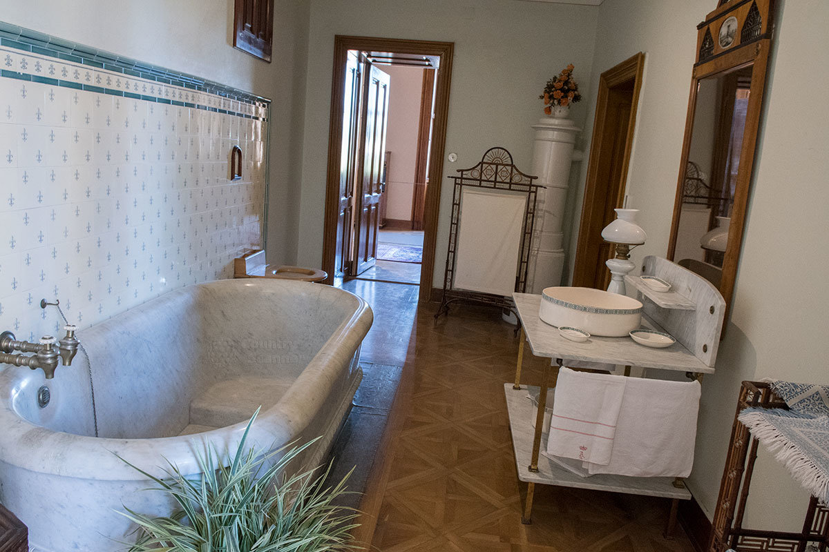 Ванная комната бывших хозяев замка Леднице выглядит как вполне современное гигиеническое помещение.