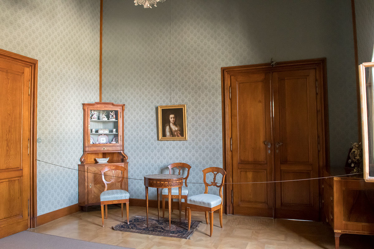 Женское спальное помещение в замке Леднице оборудовано уголком отдыха с мебелью и портретом хозяйки на стене.