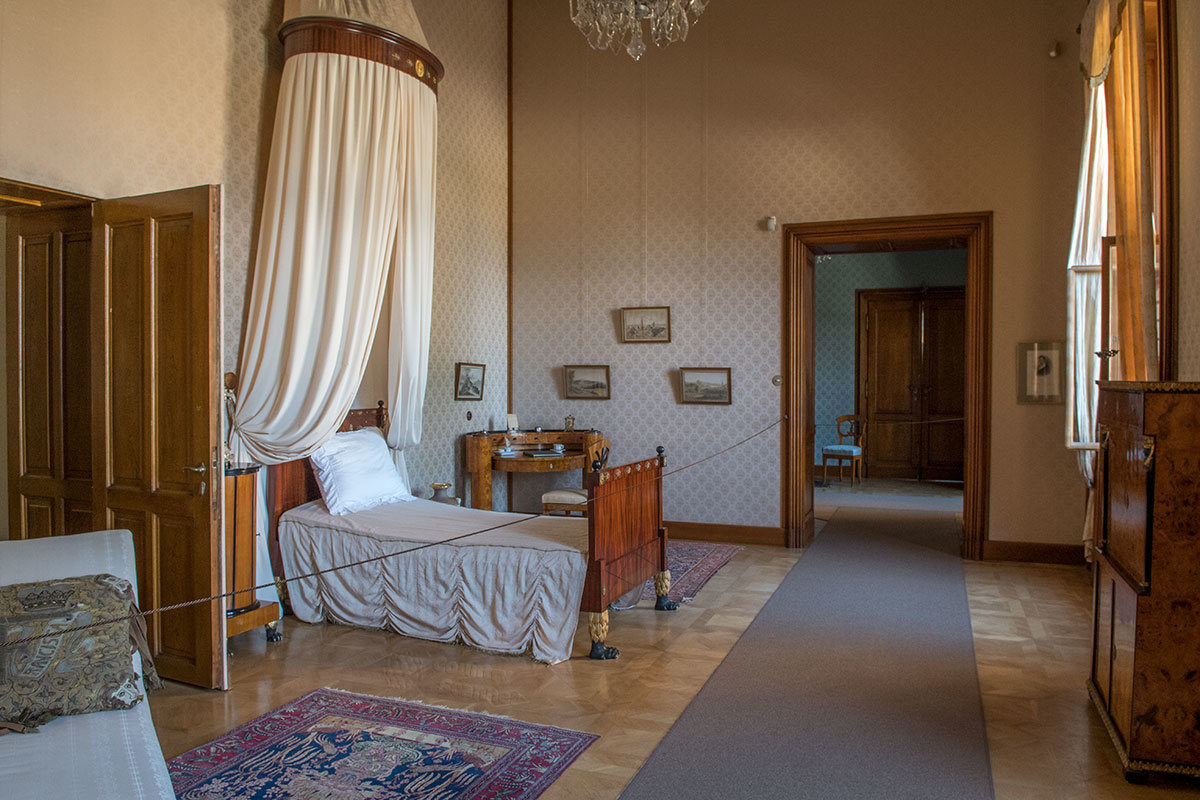 Спальное место представлено кроватью на звериных лапах с балдахином в головной части, обеспечивающим комфорт обитательнице замка Леднице.