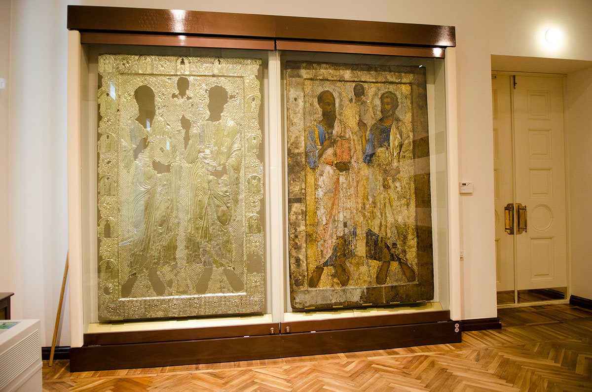 Новгородский музей сохраняет древнюю икону византийского стиля, изображающую апостолов Петра и Павла за богословской беседой.