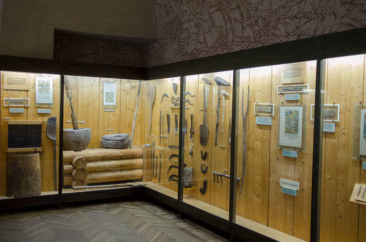 Исторические экспозиции Новгородского музея демонстрируют древние земледельческие орудия и знаменитые берестяные грамоты.