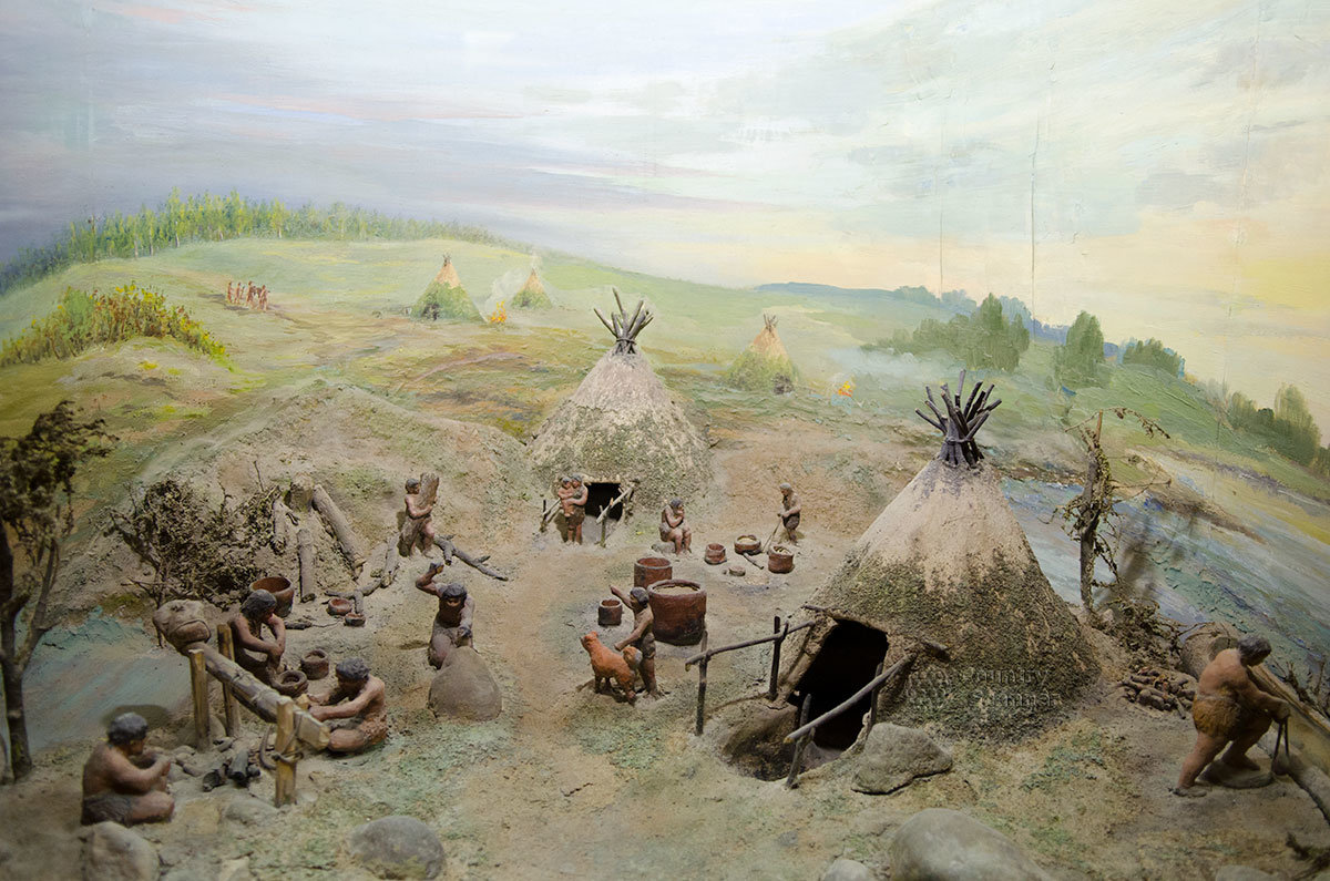 Изображение-предположение о жизни древних людей в Новгородском музее.