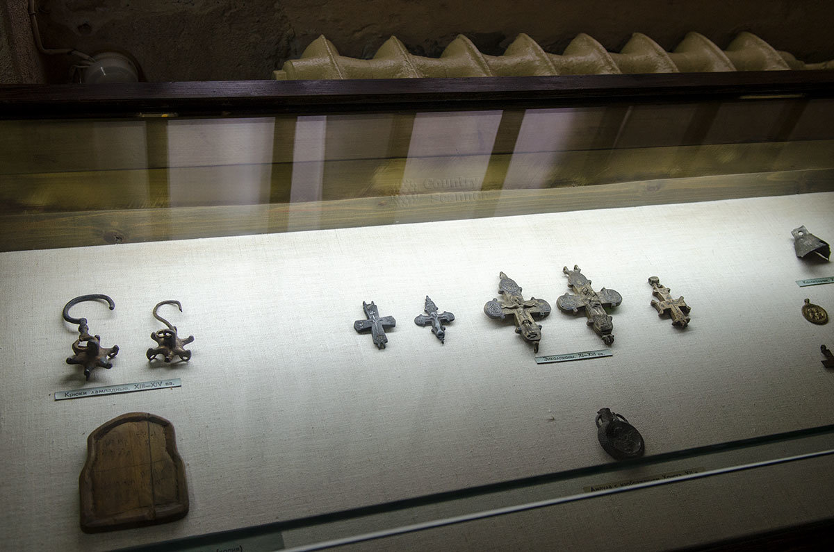 Серебряные кресты, иконы и другие изделия в Новгородском музее