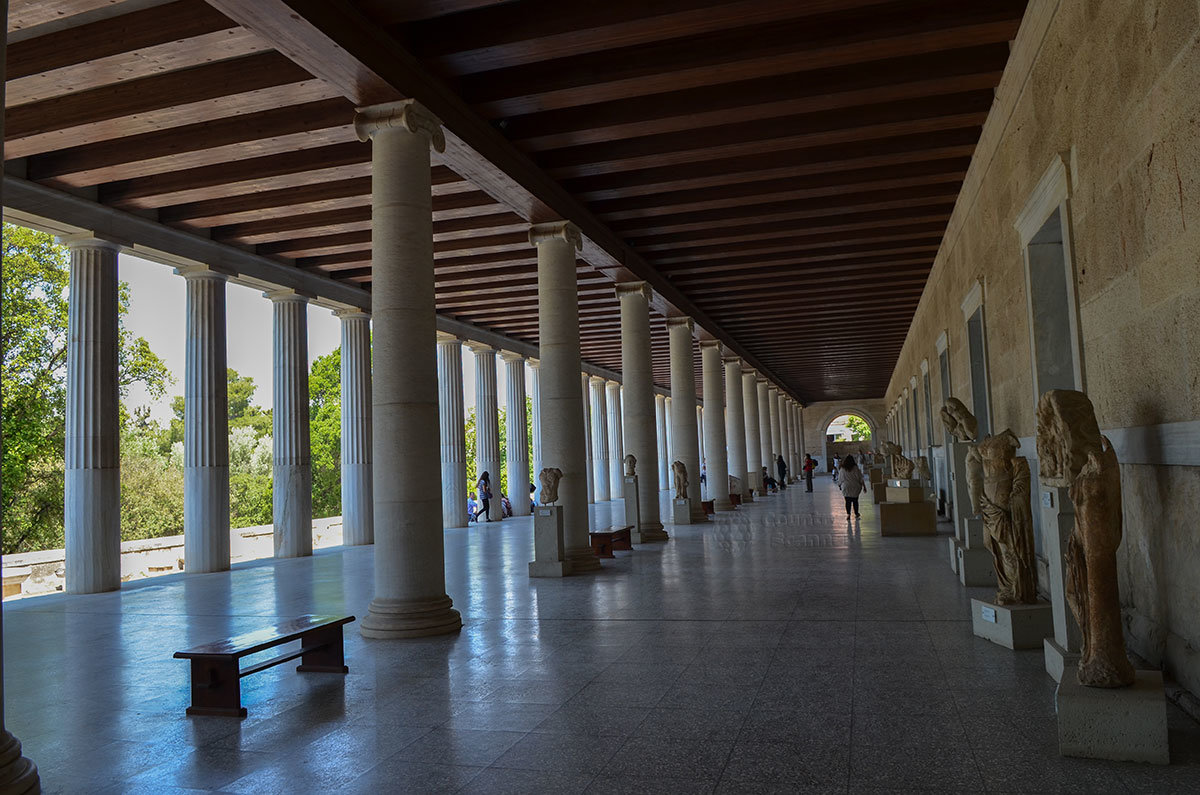 Верхний атриум здания Стоя Аттала состоит из двойной колоннады, отделенных стеной помещений и кровли.