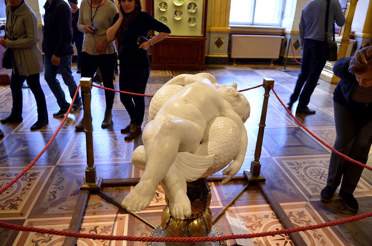 В зале майолики Нового Эрмитажа выставлена скульптура ученика Рафаэля - Лоренцетти.