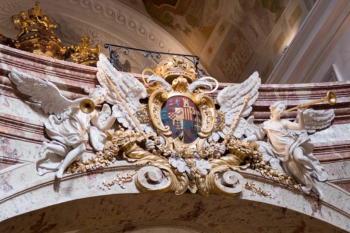 Герб Габсбургов на ограждении балкона Карлскирхе напоминает российскую эмблему, за исключением гербового щита.