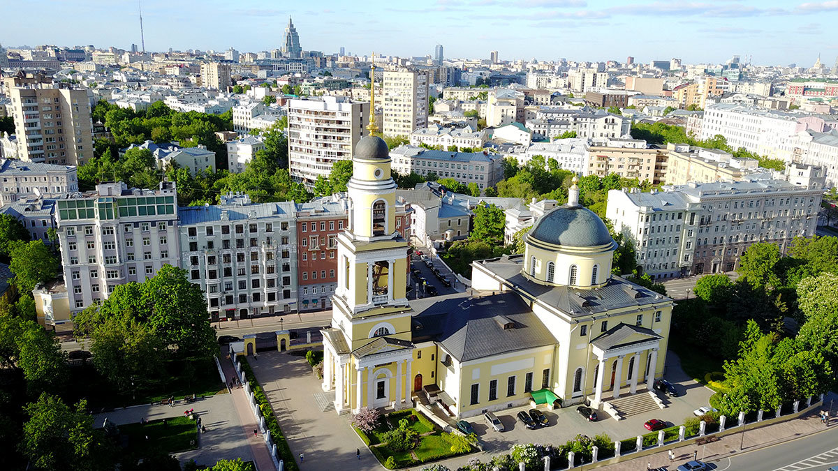 Снимок с южной стороны показывает, как конструктивно устроен храм Большое вознесение у Никитских ворот в Москве.