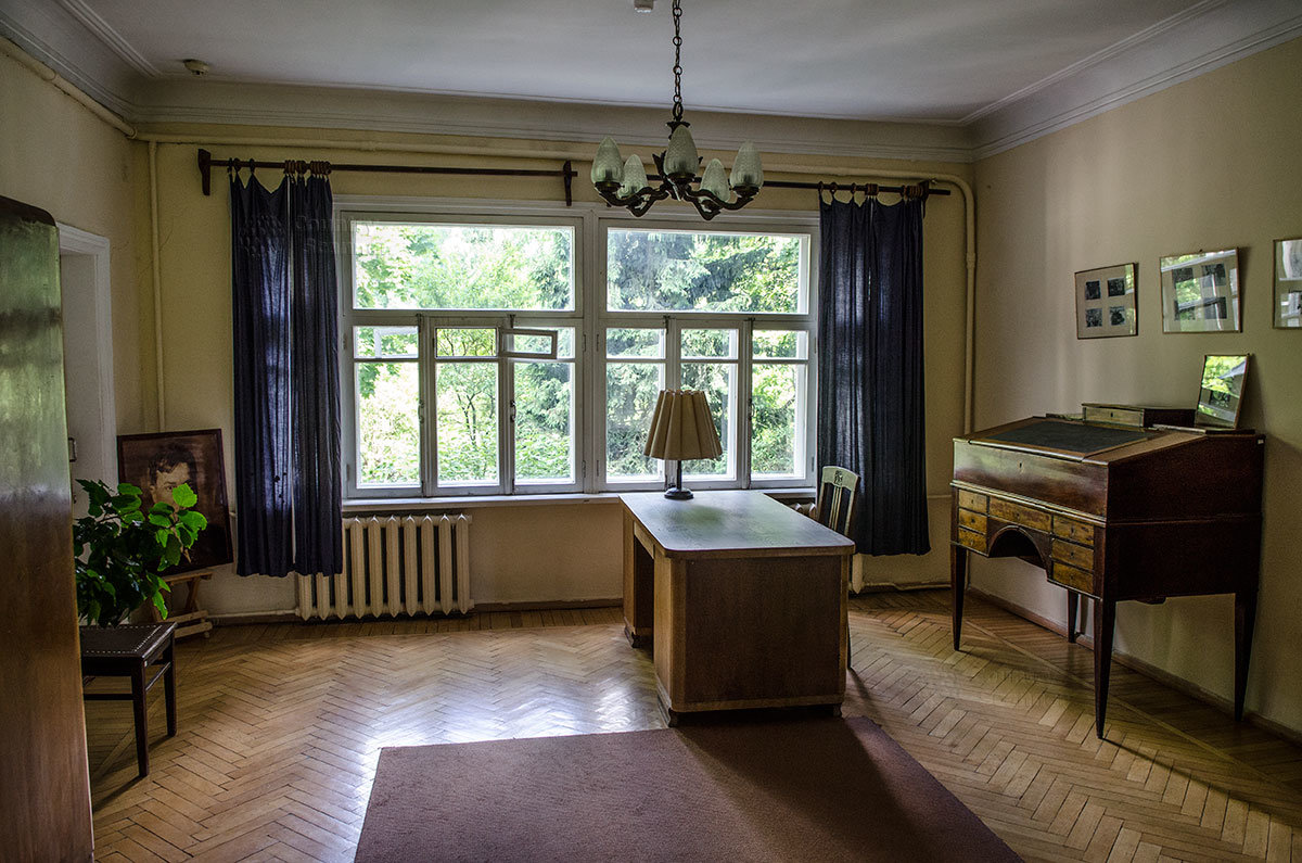Самое большое помещение в музее Пастернака – рабочий кабинет поэта.