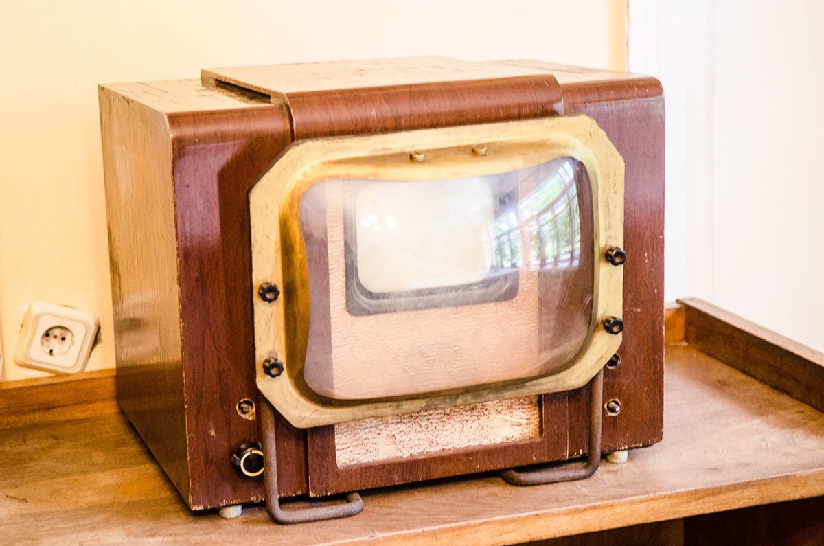Музей Пастернака сохранил самый первый отечественный телевизор с миниатюрным экраном и увеличительным стеклом.