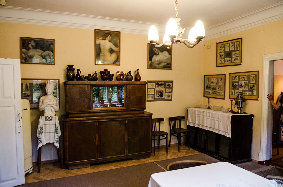 Отцовские картины и подарки грузинских поэтов украшают стены столовой музея Пастернака.