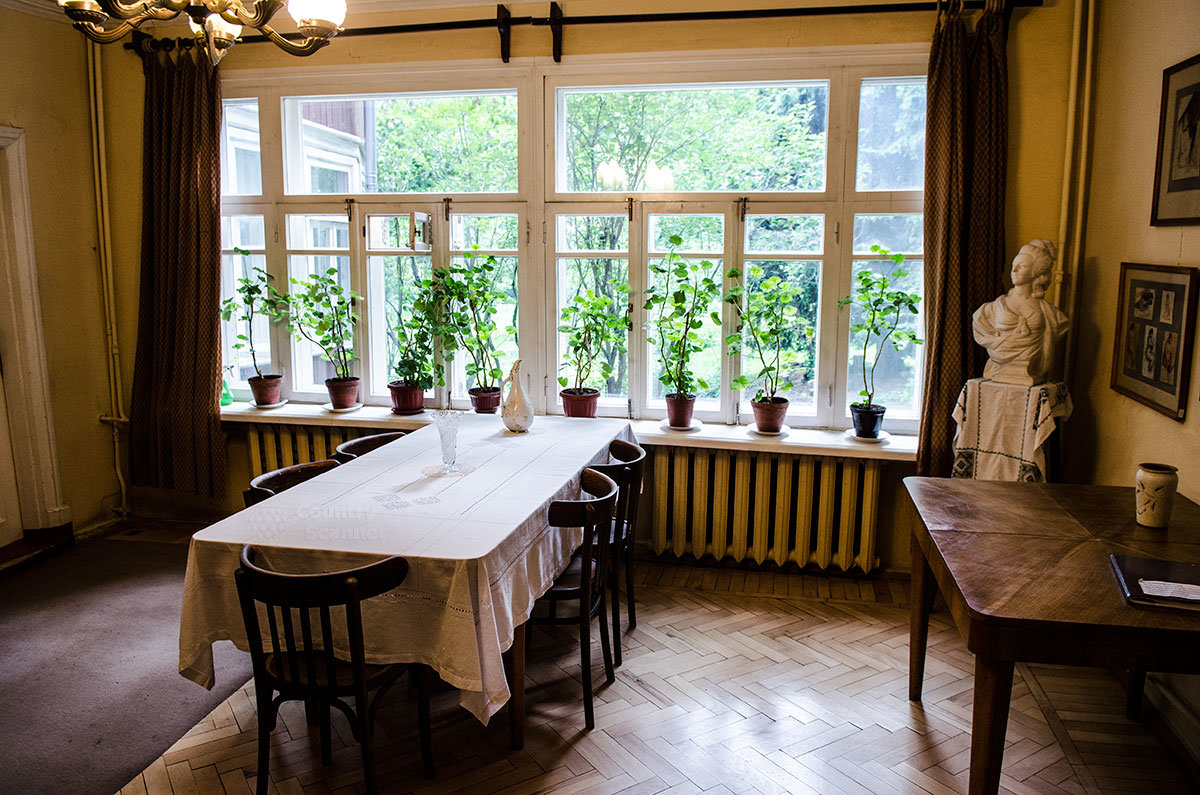 Помещение гостиной, используемое и как семейная столовая – наиболее светлое помещение музея Пастернака.