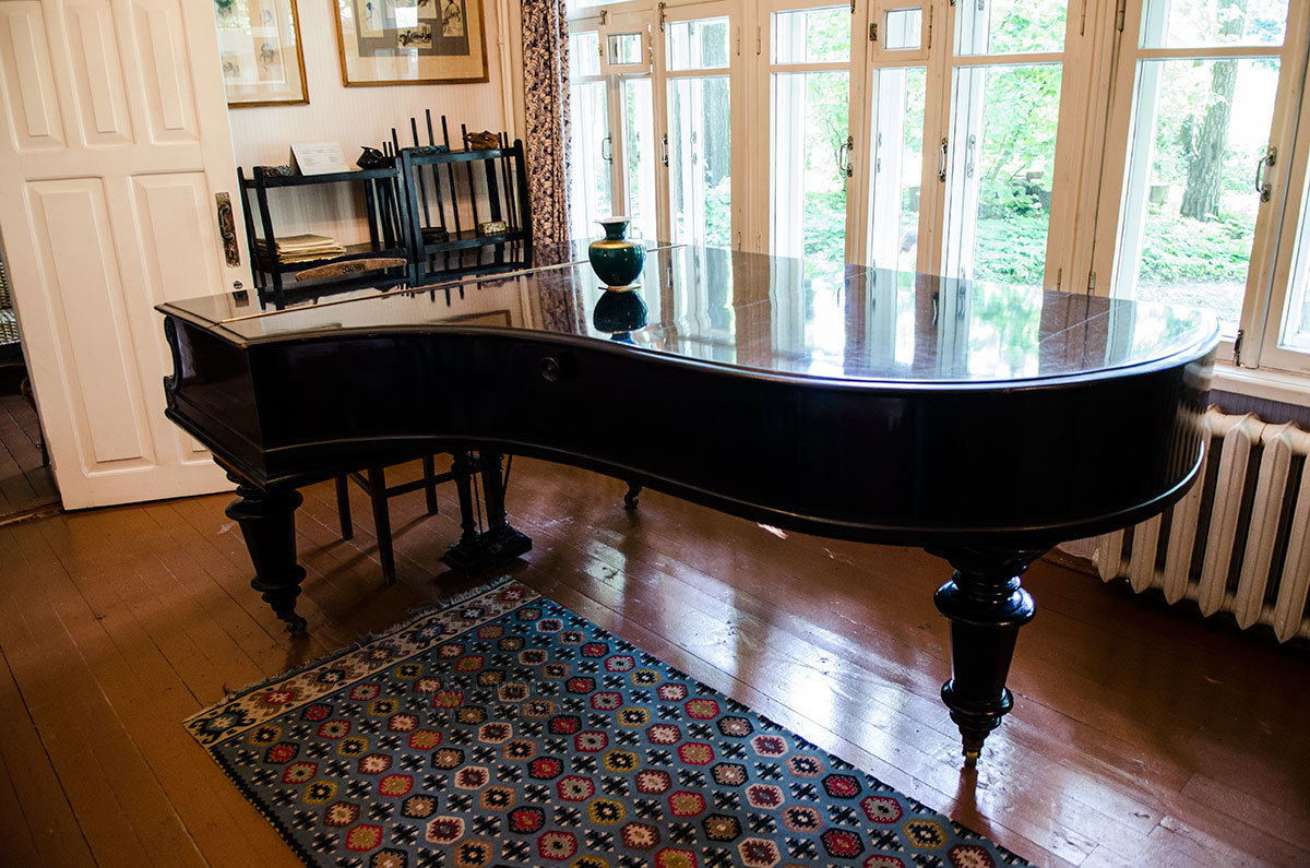 Концертный рояль хранится в музее Пастернака как память об игравших на нем знаменитых пианистах.