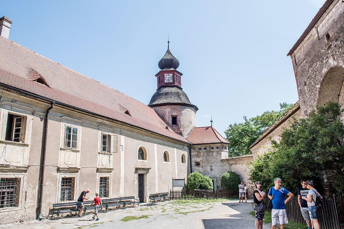 Крепостной храм замка Пернштейн, называемый по-чешски капеллой, содержит в интерьере все атрибуты католической церкви в миниатюре.