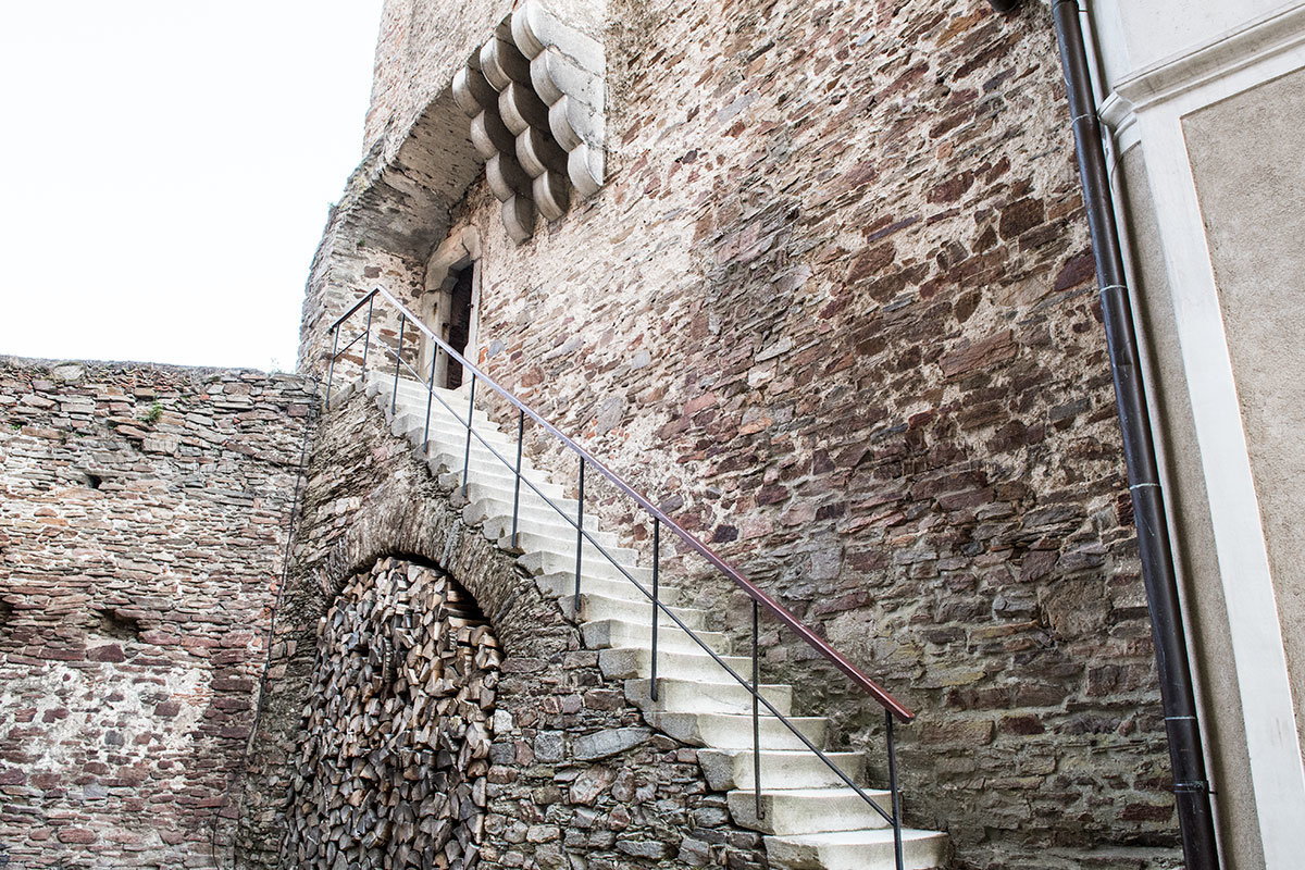 Основание знаменитой башни четырех времен в замке Пернштейн содержит не только запасы дров, за стеной – тюрьма, или хладоморня.