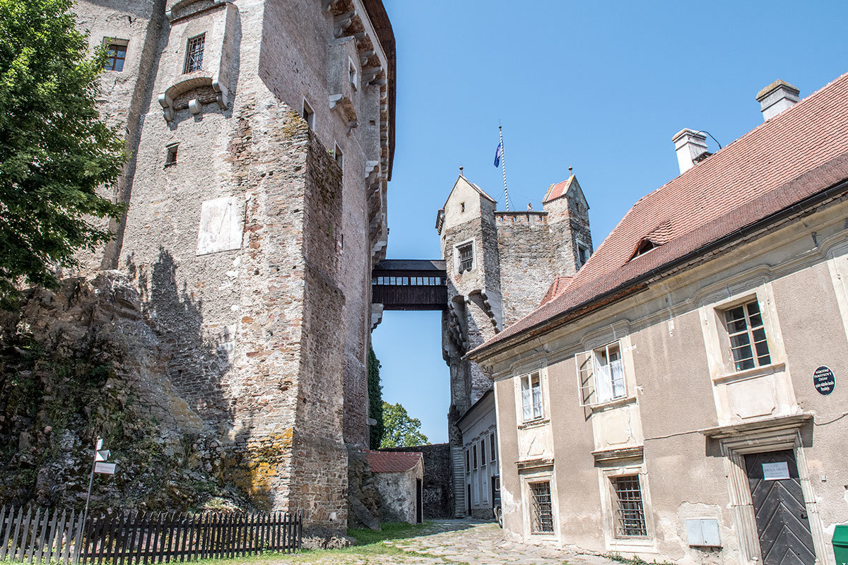 Башня четырех времен в замке Пернштейн имеет еще несколько наименований, которые будут названы в предлагаемом обзоре.
