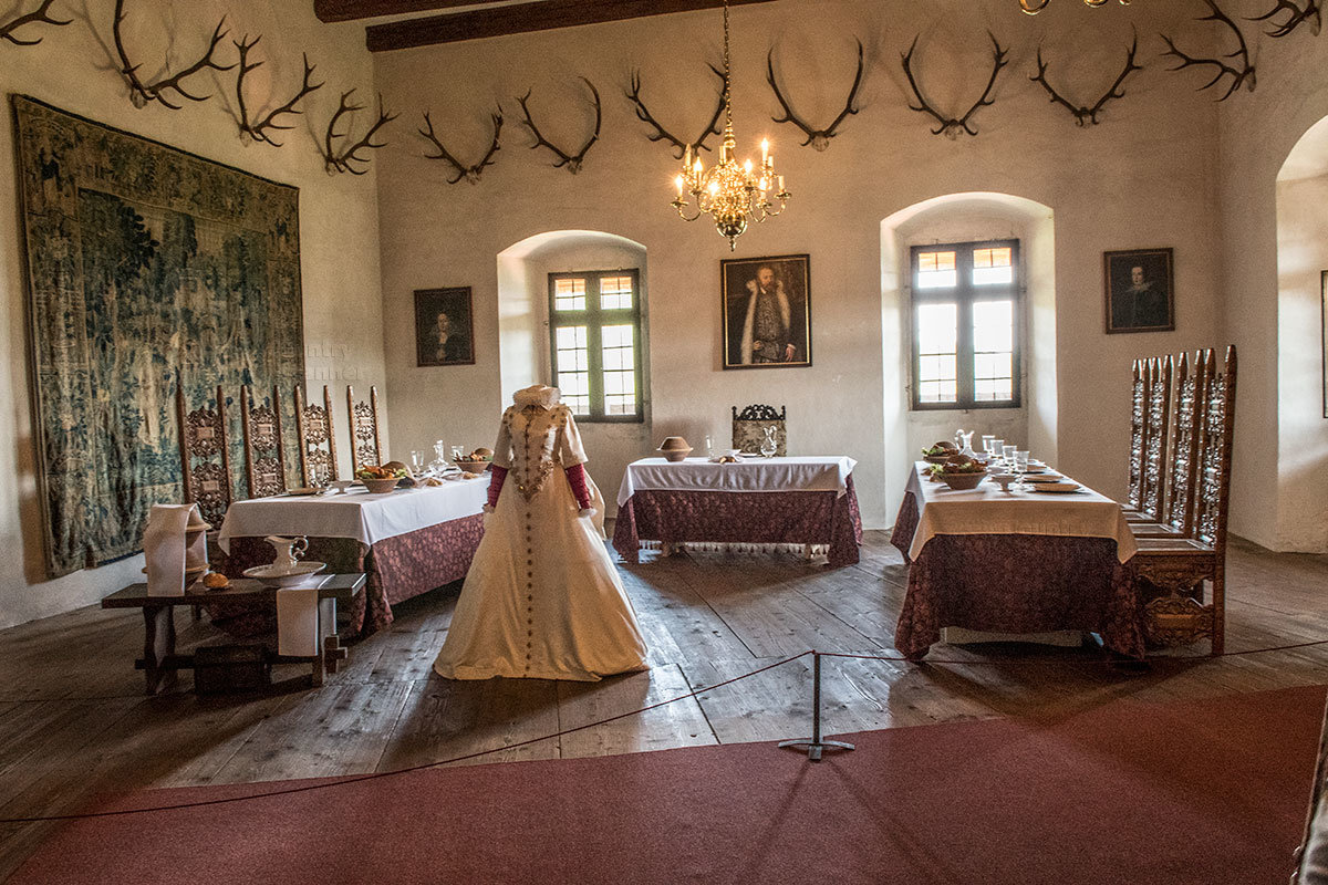 Охотничий зал замка Пернштейн, предназначенный для приема гостей, украшен манекеном женщины в белом платье – символом местной легенды.