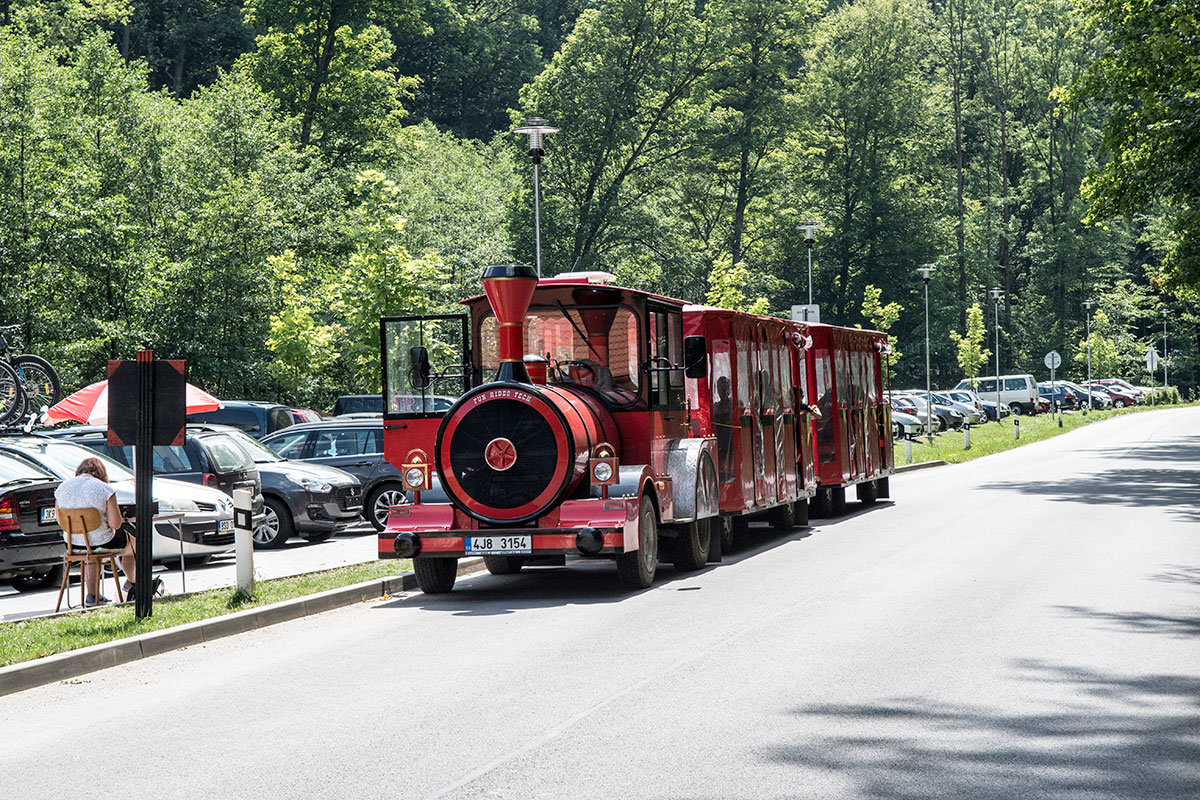 Добраться от стоянки автотранспорта до замка Пернштейн можно и пешком, и с помощью такого автобуса, оформленного под старинный паровоз.