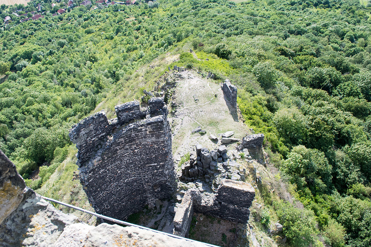 Вид через бойницу Белой башни замка Хазмбурк