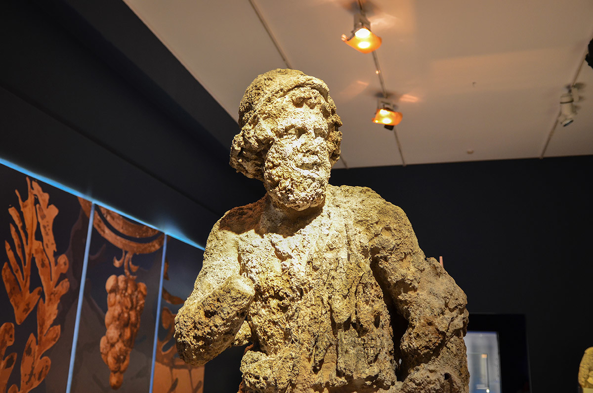 Национальный археологический музей Афин показывает, до какой степени морская вода может изменить мраморную скульптуру.