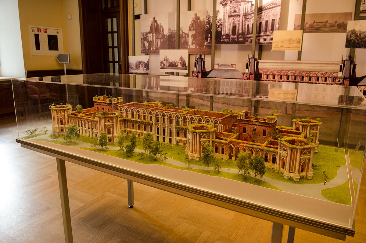 На макете Большой дворец Царицыно предстает в запущенном состоянии, предшествующем современной реконструкции.