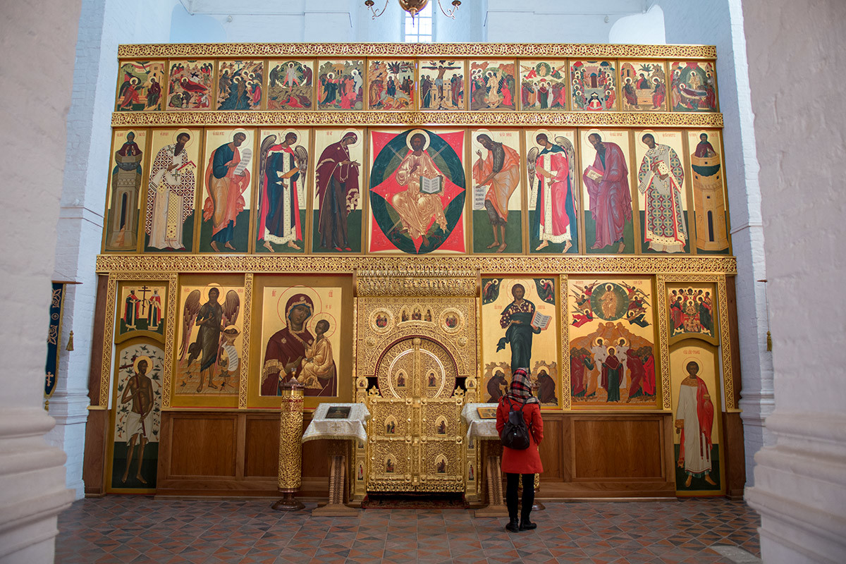 Алтарный иконостас храма Вознесения Господня в Коломенском не отгорожен от наоса никакими решетками, к иконам подходят вплотную.