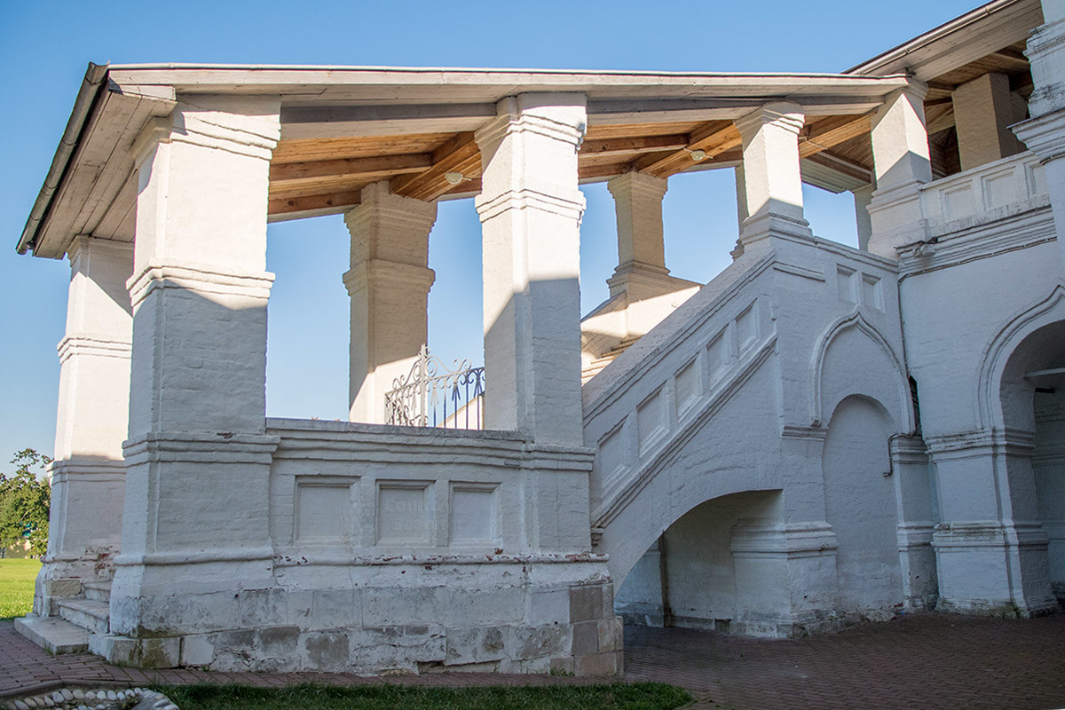  Крыльцо храма Вознесения Господня в Коломенском расположено по соседству с входом в цокольный этаж (подклет).