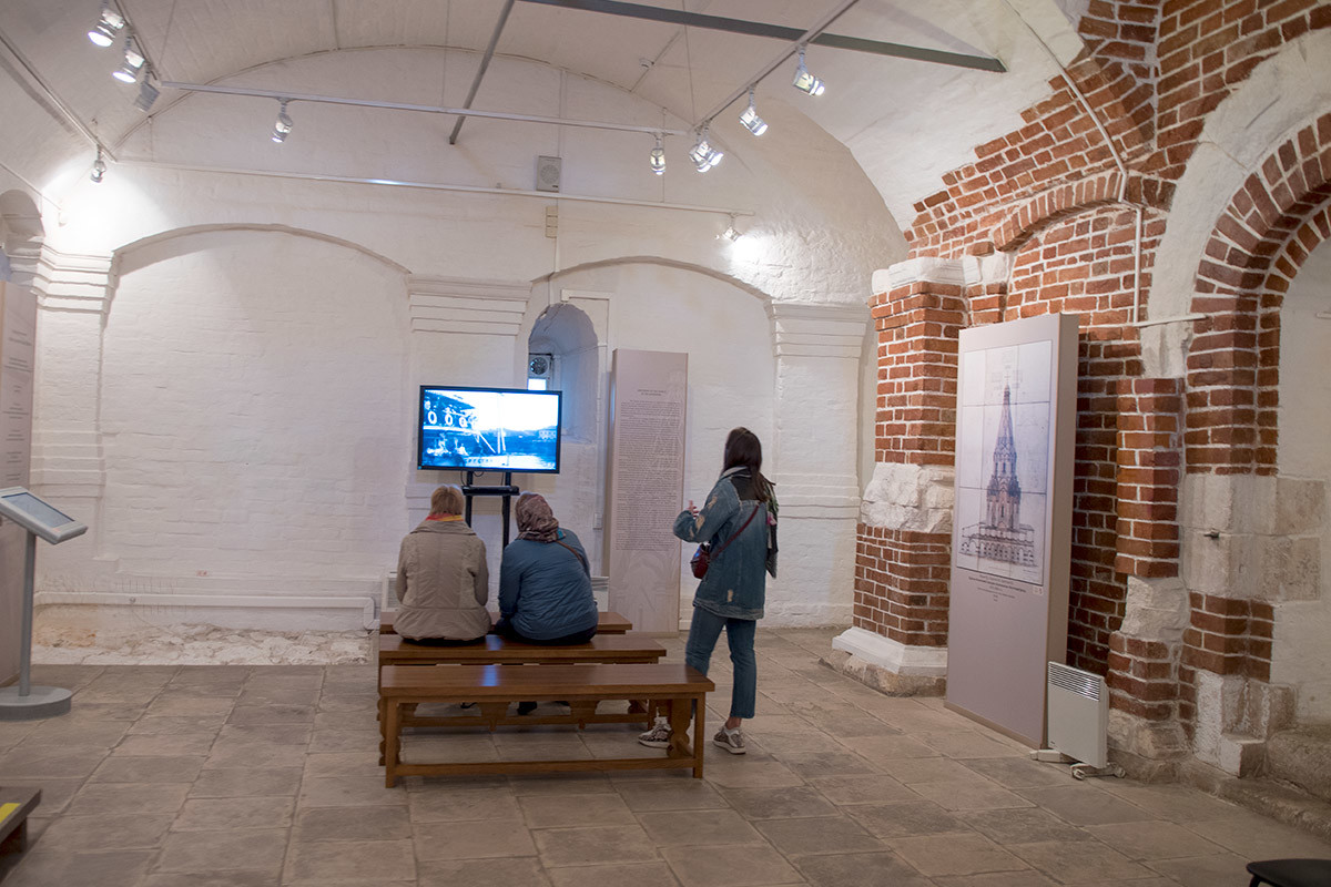 Демонстрационный зал в подклете храма Вознесения Господня в Коломенском служит для показа фильмов о его истории.