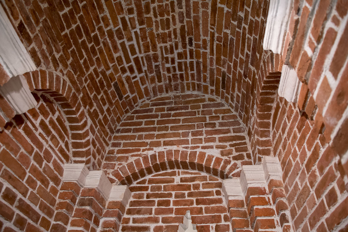 Кирпичная кладка стен и свода подземелья храма Вознесения Господня в Коломенском с использованием белого камня.