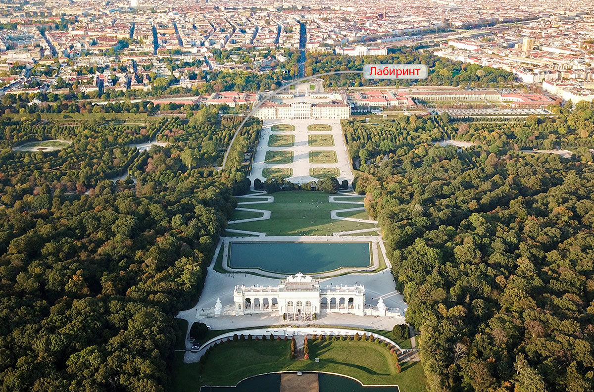 На обзорной фотографии можно различить Глориетты на переднем плане, импернаторский дворец вдалеке, между ними – лабиринт Шенбрунна.