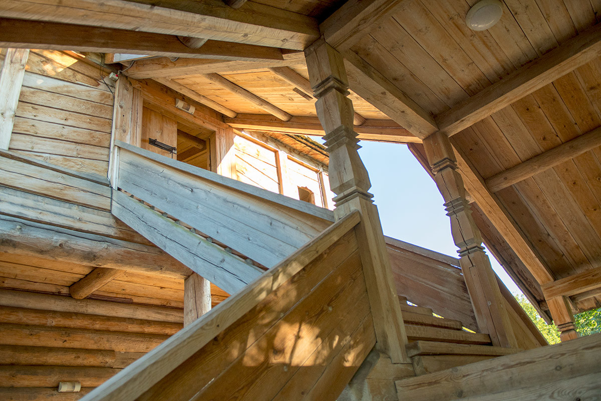 Лестница на второй ярус церкви великомученика Георгия Победоносца выполнена целиком из сосновой древесины.
