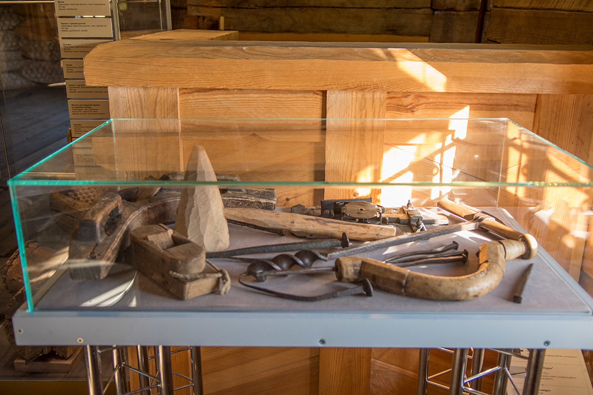  Плотницкие инструменты реставраторов оставлены в церкви великомученика Георгия Победоносца как экспонаты.