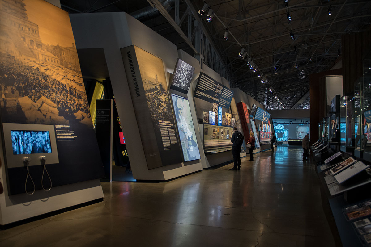 Экспозиции об историческом прошлом и религиозных традициях Еврейский музей расположил параллельно друг другу, подчеркнув тесную связь.