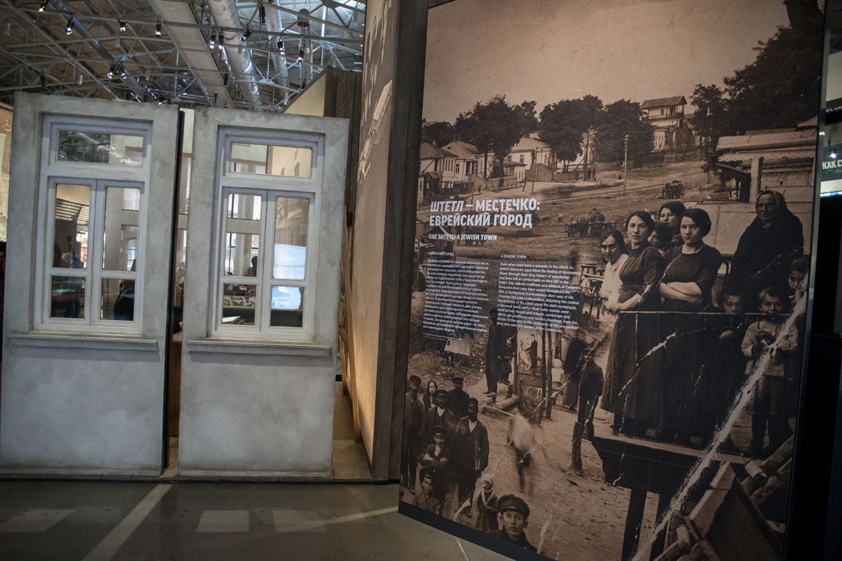 Фотографией общего вида еврейского поселения (Штетл) Еврейский музей открывает самую удачную из представленных страниц.