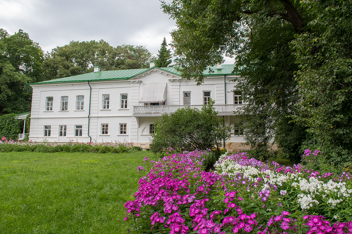 Вид с обратной стороны на жилище Льва Толстого в усадьбе Ясная Поляна и шикарный цветник, поддерживаемый нынешними сотрудниками.