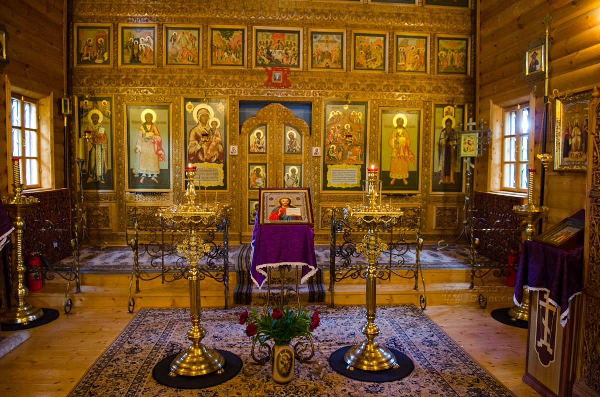 Внутренним убранством временного храма занимался настоятель церкви Рождества Христова в Мелихово, ранее – профессиональный художник.