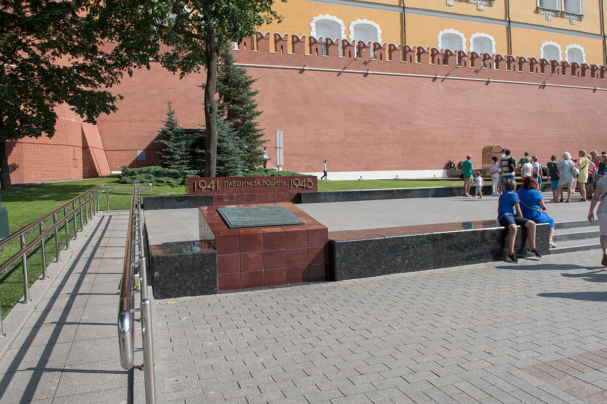 Могила Неизвестного солдата у кремлевской стены оформлена как протяженный мемориал, чествующий не только безымянных героев.