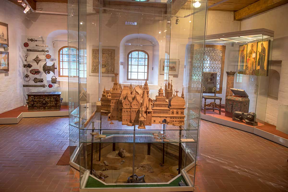 Деревянный макет старинного дворца царя Алексея Михайловича, ранее стоявшего на Государевом дворе, теперь – внутри Передних ворот.