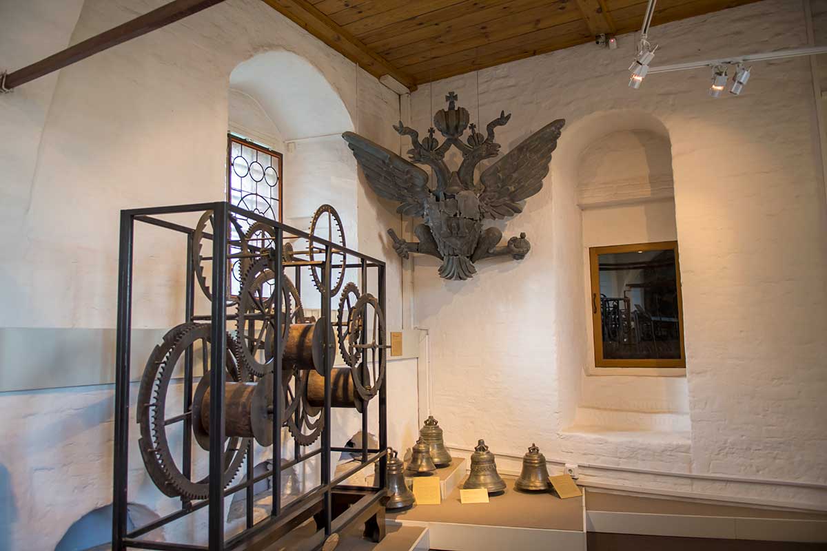 На втором ярусе Передние ворота демонстрируют старинные часовые механизмы, колокола и флюгер, первоначально украшавший шпиль их шатра.