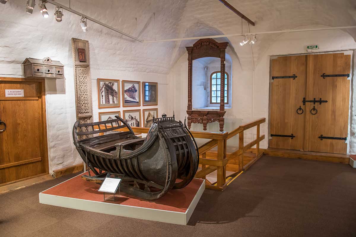 Древние сани ручной работы в Передних воротах выставлены перед спуском в подвальное помещение с коллекцией Барановского.