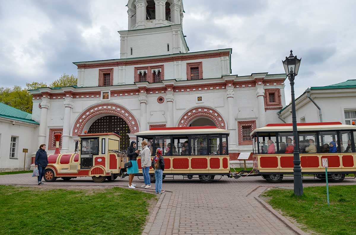 Стилизованный под железнодорожный состав электрический экипаж на площади Вознесения, напротив Передних ворот Государева двора.