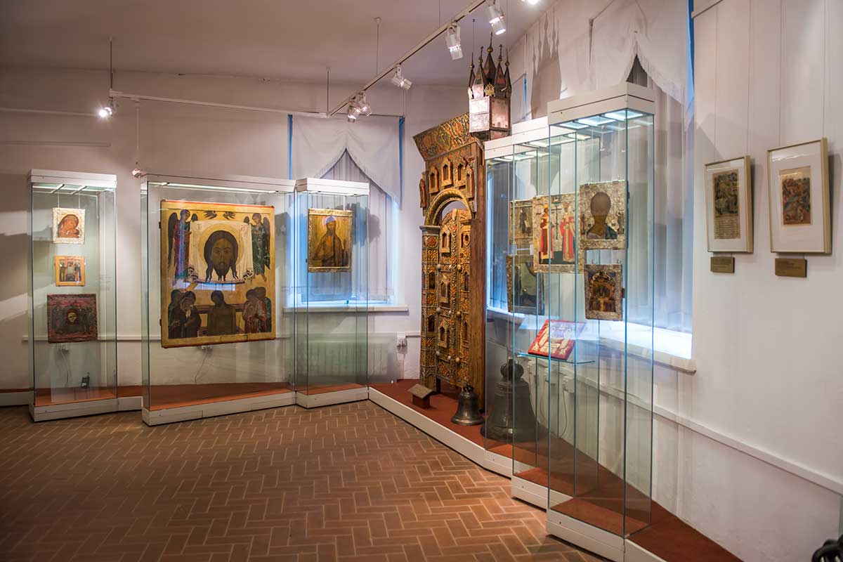 Оборудованные в помещениях Передних ворот музейные экспозиции представляют всю историю Коломенского, начиная от древних людей и князей московских.