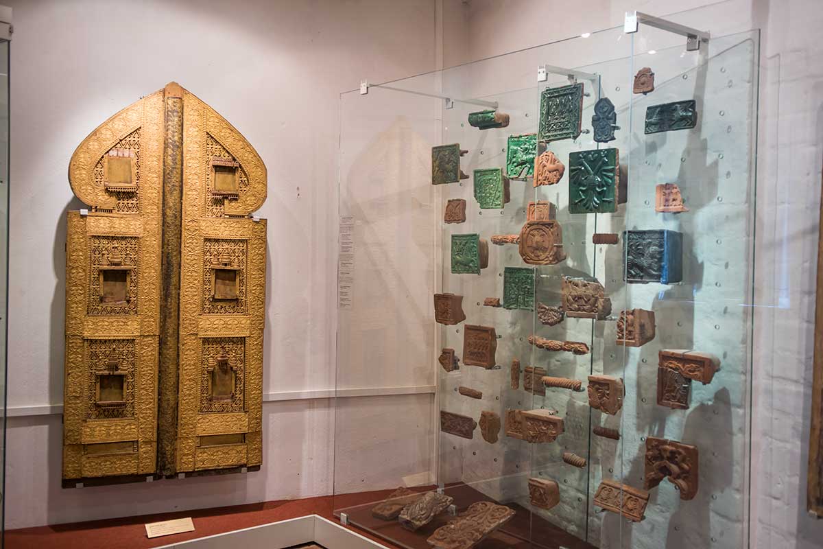 Передние ворота в экспозиции имеют несколько храмовых Святых врат, а также обширную коллекцию старинных изразцов.