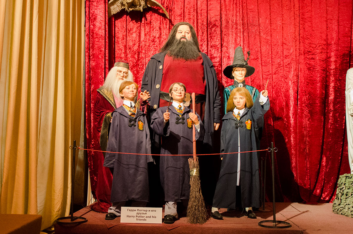 Отдельную экспозицию выставка восковых фигур выделила героям романа Джоан Роулинг, Гарри Поттеру и его друзьям с преподавателями.