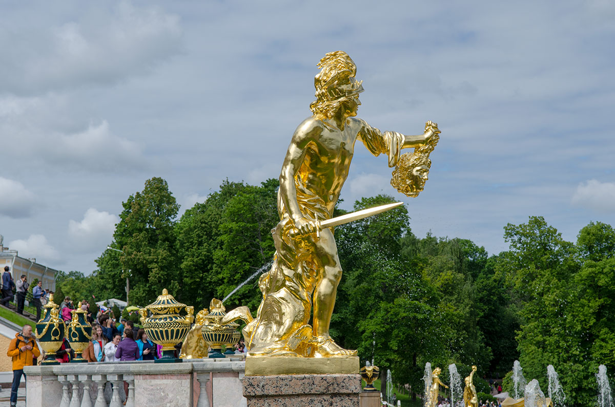 Петрович петергоф. Статуя Персея в Петергофе. Щедрин Персей скульптура Петергоф. Персей статуя большого каскада в Петергофе. Церера большой Каскад в Петергофе.