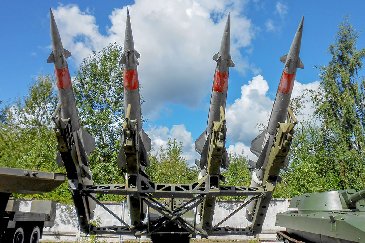 Ракеты класса земля – воздух на пусковой установке ЗРК С-125 в музее пермской артиллерии представлены в предстартовом положении, готовыми к пуску.