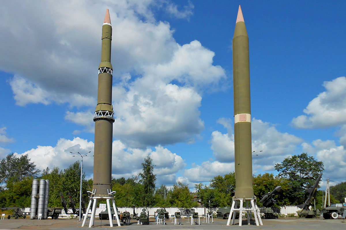 Полноразмерными макетами музей пермской артиллерии представляет ракеты различного радиуса действия, в разное время находившиеся на вооружении.