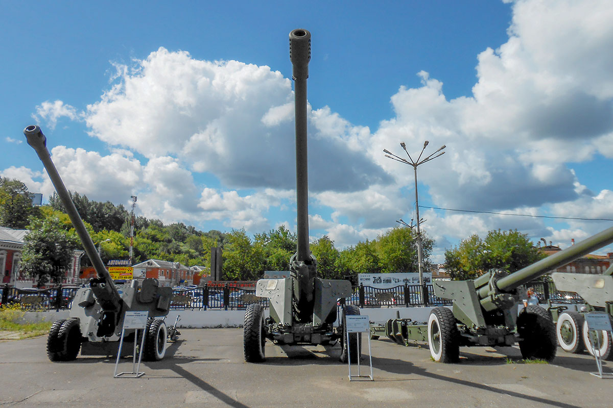 Находящаяся под открытым небом выставочная площадь музея пермской артиллерии демонстрирует многие образцы вооружения.