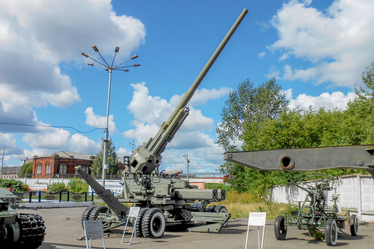 Средства борьбы с летательными аппаратами в музее пермской артиллерии представлены как прошедшими войну зенитками, так и новыми орудиями.