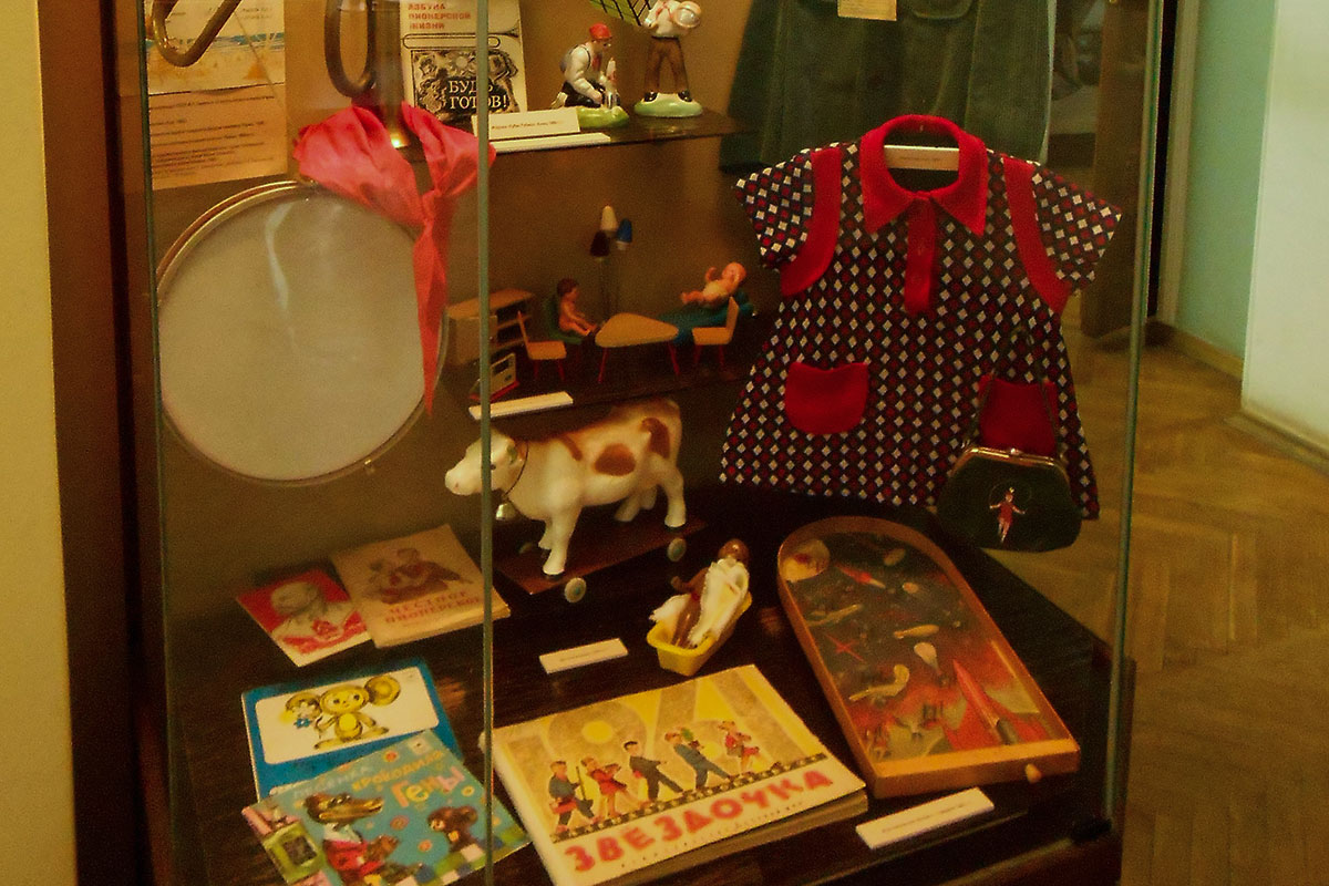 Выставленные в экспозиции Пермского краеведческого музея предметы детской одежды и развлечений включают знакомые и неизвестные вещи.